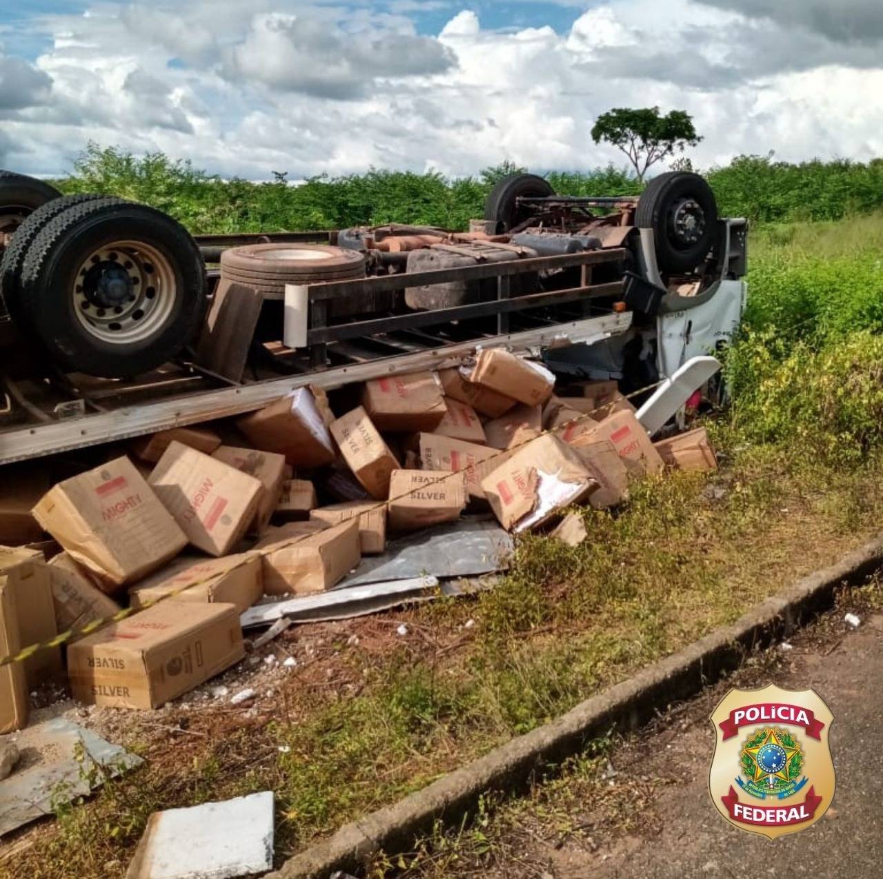 Caminhão com contrabando de cigarros do Paraguai tomba no norte do Piauí